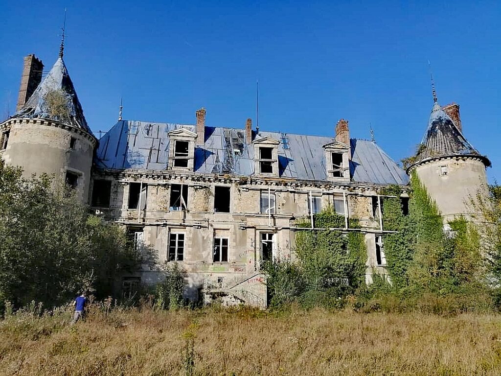 Château du duc d'Épernon: A Historic Residence and Former Fortress 1 Château du duc d'Épernon