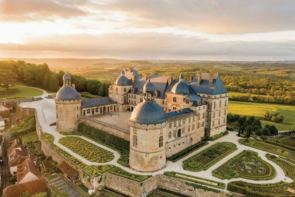 Château de Hautefort: A Classical Baroque Residence in France 1 Château de Hautefort