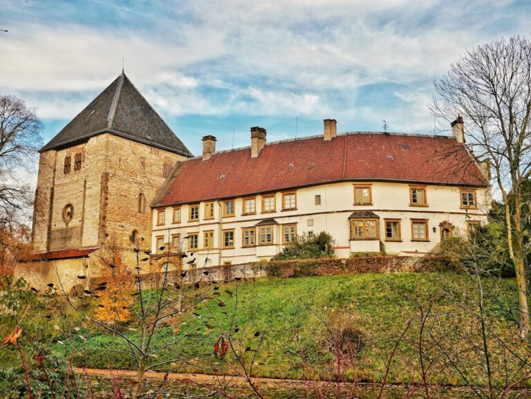 Schloss Rheda: A Medieval Water Castle and Baroque Princely Residence in Germany