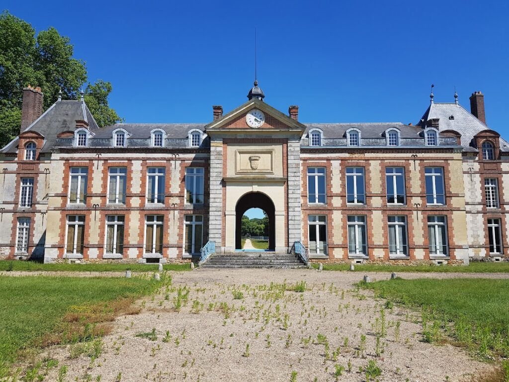 Château de Pontchartrain: A Historic French Estate 1 Château de Pontchartrain