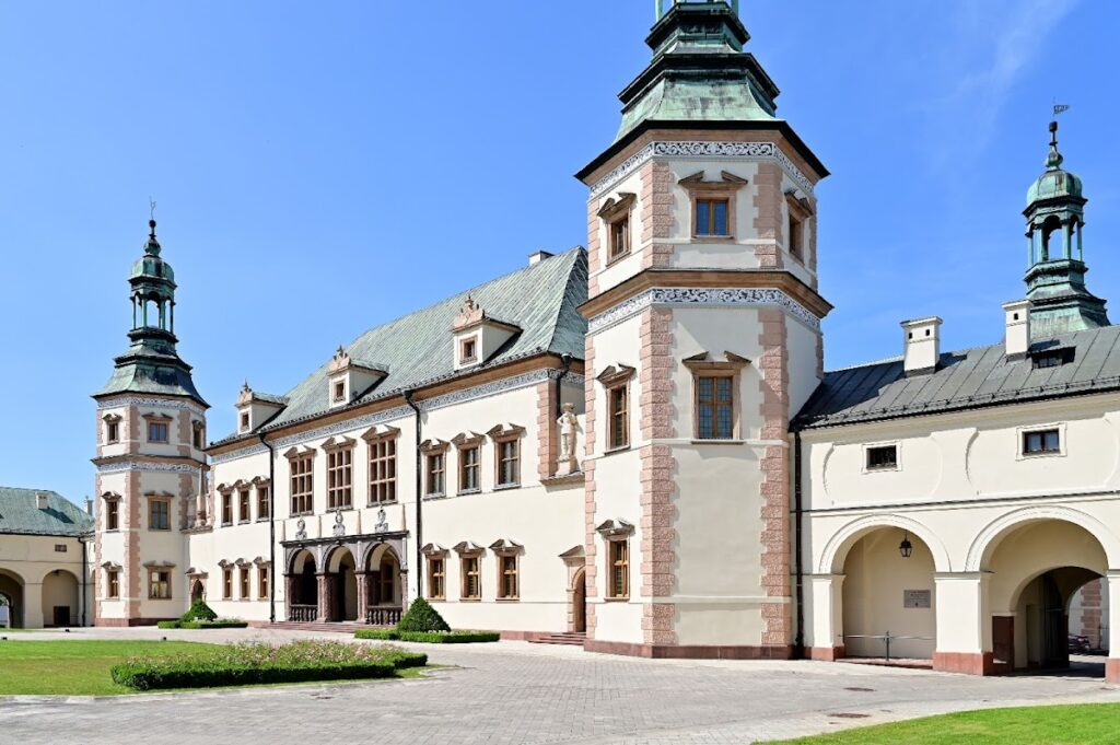 Palace of the Kraków Bishops in Kielce: A Seventeenth-Century Episcopal Residence 1 Palace of the Kraków Bishops in Kielce