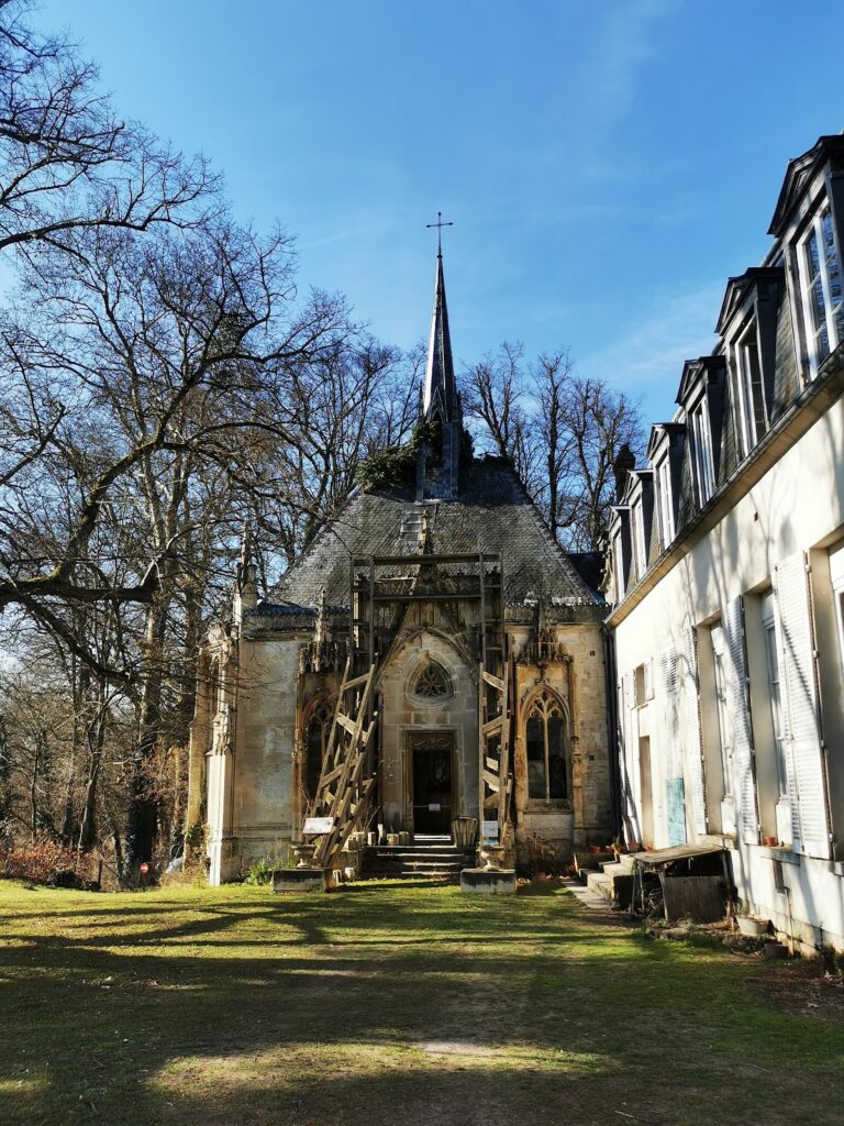Mont-l'Évêque Castle: A Historic Episcopal Residence in France 2 Château de Mont-l'Évêque