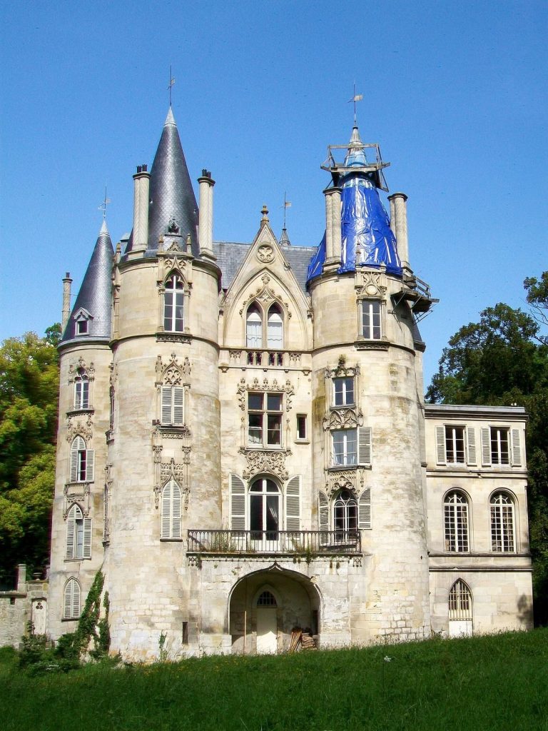 Mont-l’Évêque Castle: A Historic Episcopal Residence in France