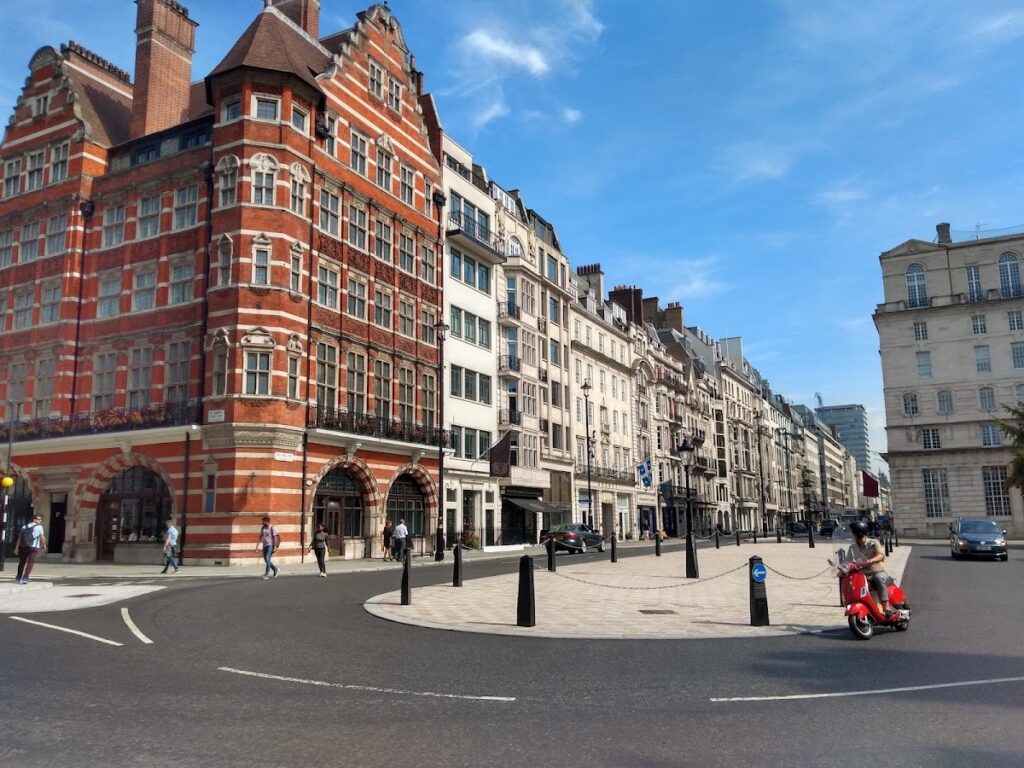 St James's Palace: A Tudor Royal Palace and Ceremonial Court in London 2 St James's Palace