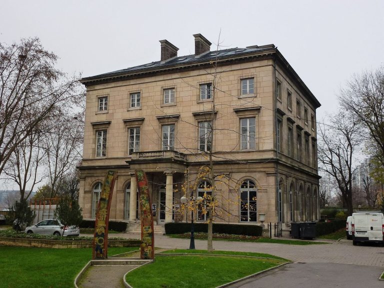 Château de Saint-Ouen: A Historic Residence and Municipal Landmark in France