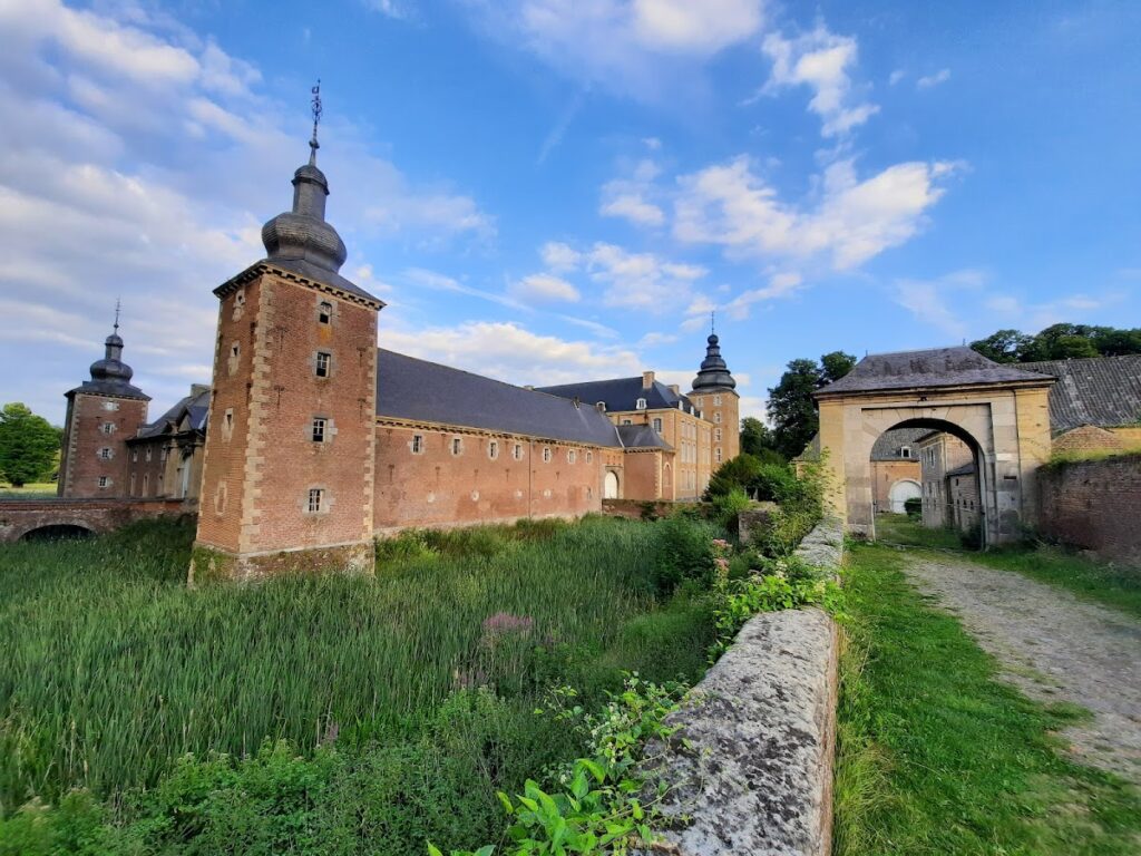 Neubourg Castle: A Historic Castle Complex in the Netherlands 2 Neuborg Castle