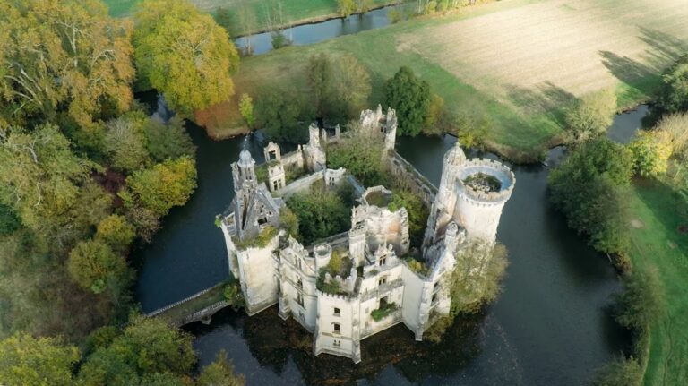Château de la Mothe-Chandeniers: A Neo-Gothic Castle in France
