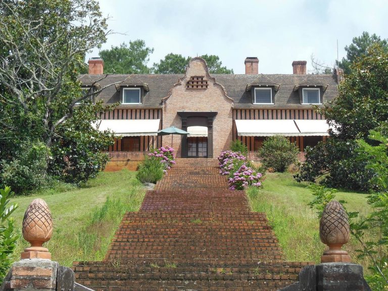 Château Woolsack: A Hunting Lodge and Country Estate in France