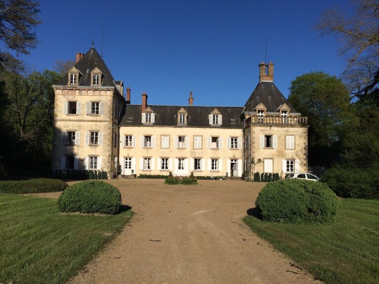 Château d’Auzon: A Historic Estate in Lucenay-lès-Aix, France