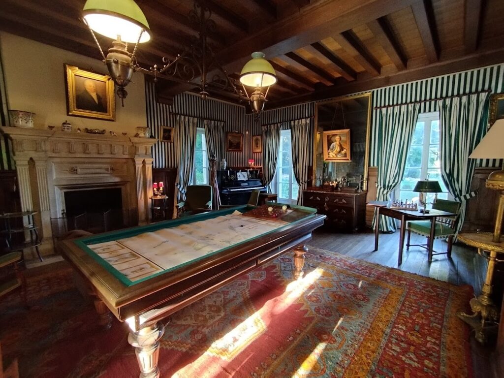 Château d'Auzon: A Historic Estate in Lucenay-lès-Aix, France 2 Château d'Auzon