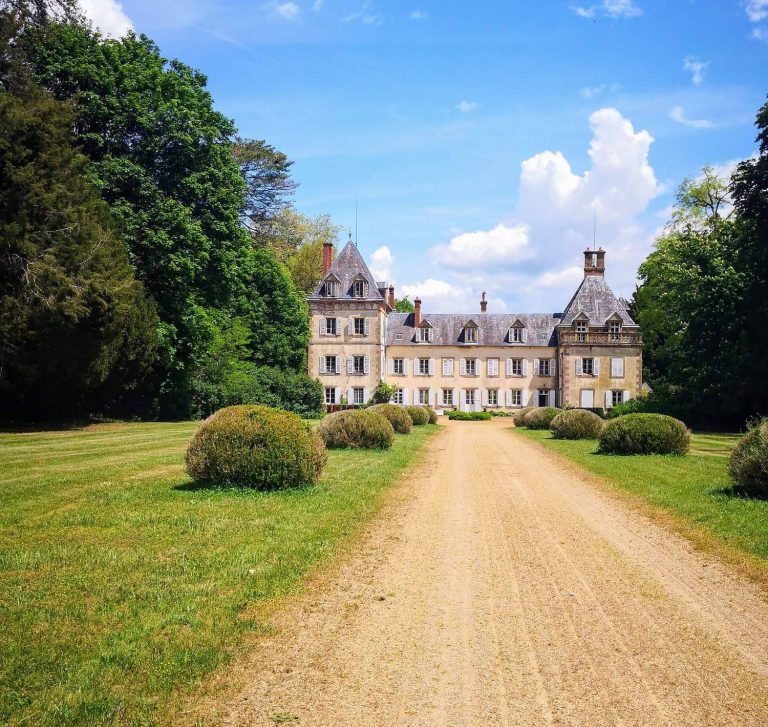 Château d’Auzon: A Historic Estate in Lucenay-lès-Aix, France