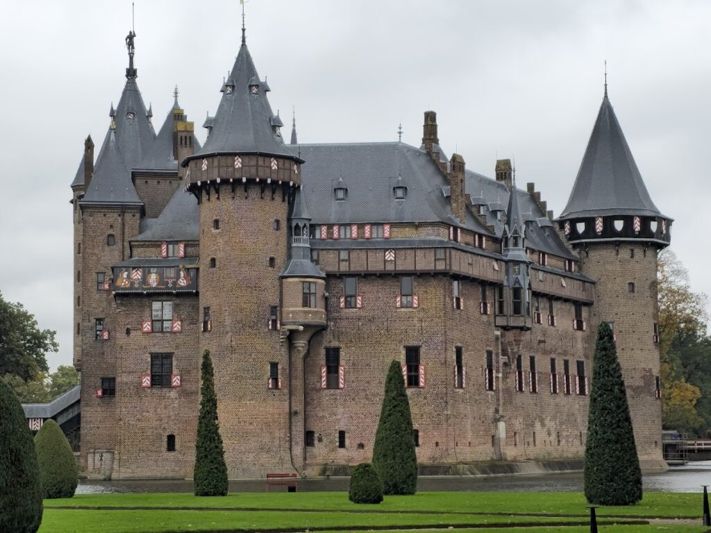 Castle de Haar: A Neo-Gothic Country Residence in the Netherlands 1 Castle de Haar