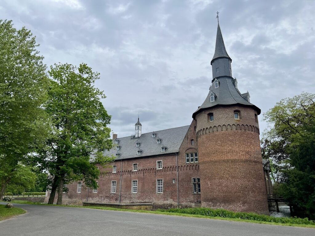 Schloss Wissen: A Moated Castle and Ancestral Residence in Germany 3 Schloss Wissen