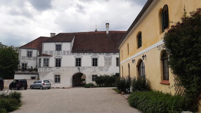 Schloss Neufraunhofen: A Baroque Castle Complex in Germany