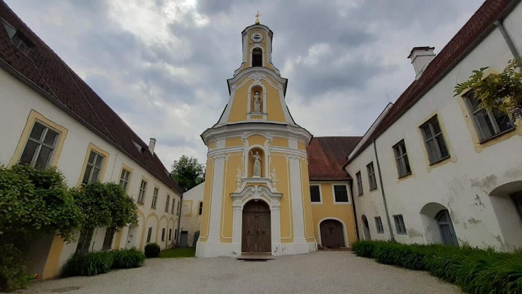 Schloss Neufraunhofen: A Baroque Castle Complex in Germany 2 Schloss Neufraunhofen