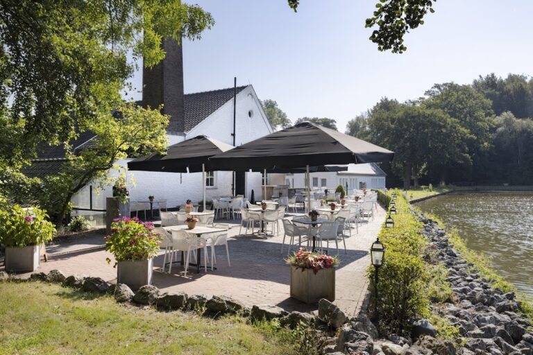 Vaalsbroek Castle: A Classicist Manor with Medieval Origins