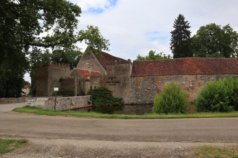 Château de Vault-de-Lugny: A Medieval Fortified Castle in France
