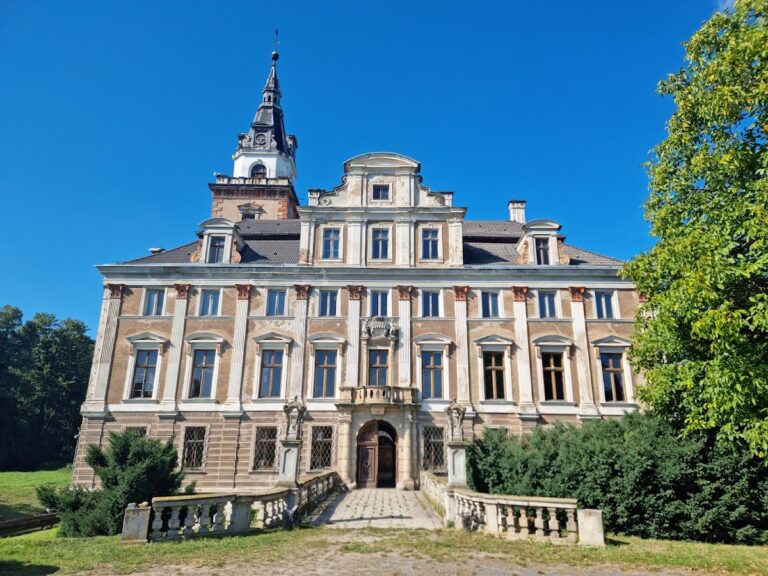 Palace in Roztoka: A Baroque and Neo-Renaissance Residence in Poland