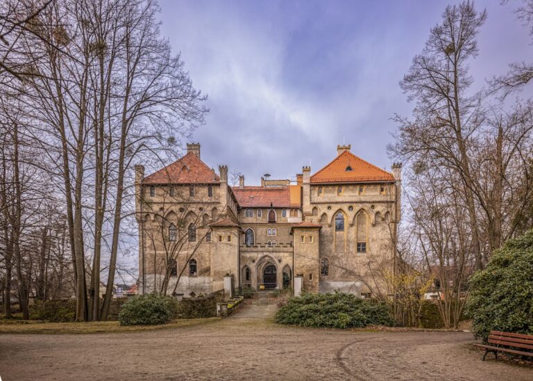 Schloss Seifersdorf: A historic castle and estate in Wachau, Germany