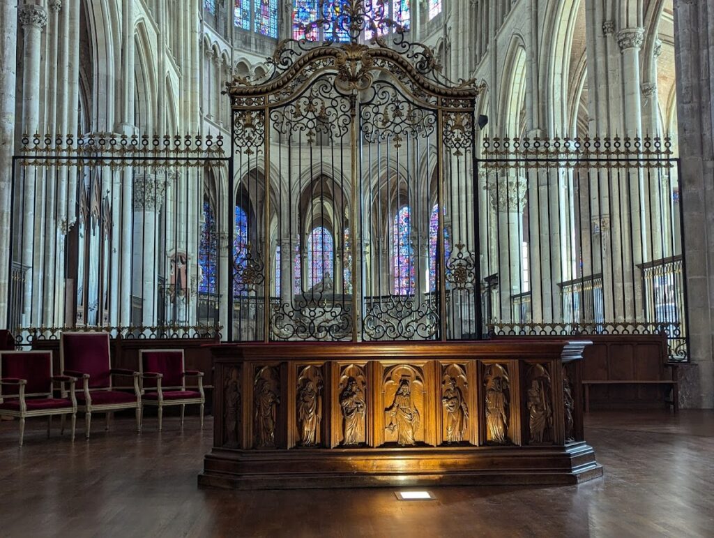 Episcopal Palace of Auxerre: Seat of the Former Bishopric of Auxerre 1 Palais épiscopal d'Auxerre