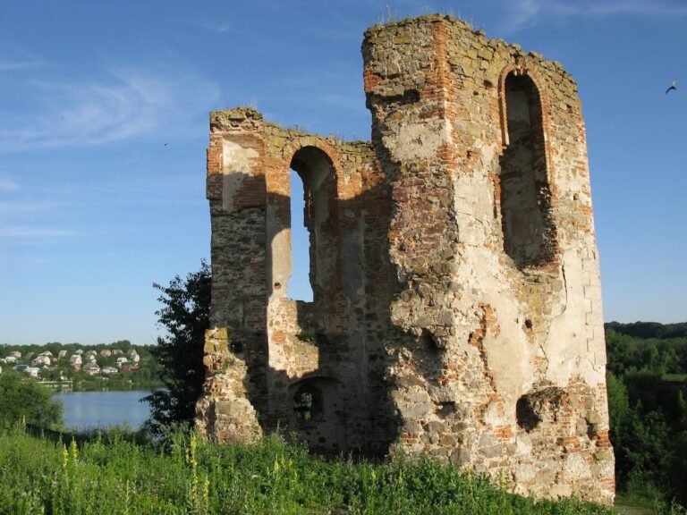 Cherlenkiv Castle: Ruined defensive complex in Selyshche, Ukraine