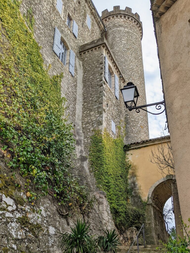 Saint-Martin-de-Pallières Castle: A Medieval Fortress and Provençal Residence 5 Château de Saint-Martin-de-Pallières