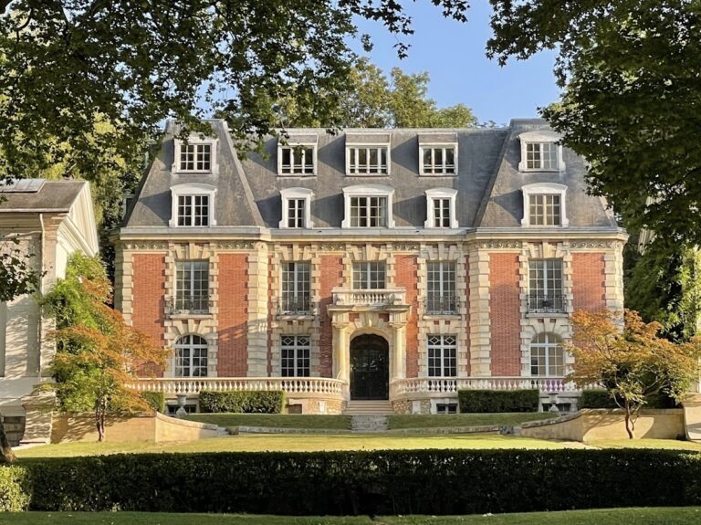 Château des Vives Eaux: A Historic Estate in Dammarie-lès-Lys, France