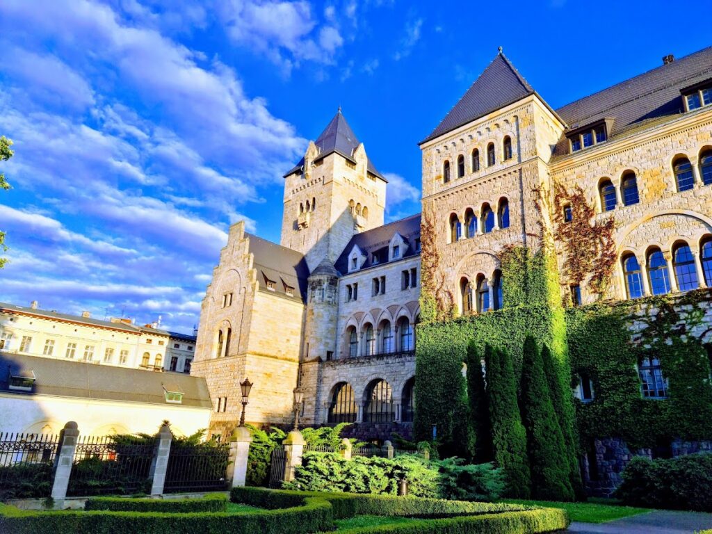 Imperial Castle in Poznań: A Royal Residence and Political Monument 2 Imperial Castle in Poznań