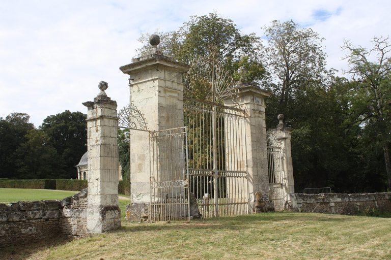 Château de Purnon: A Louis XVI Neoclassical Residence in France