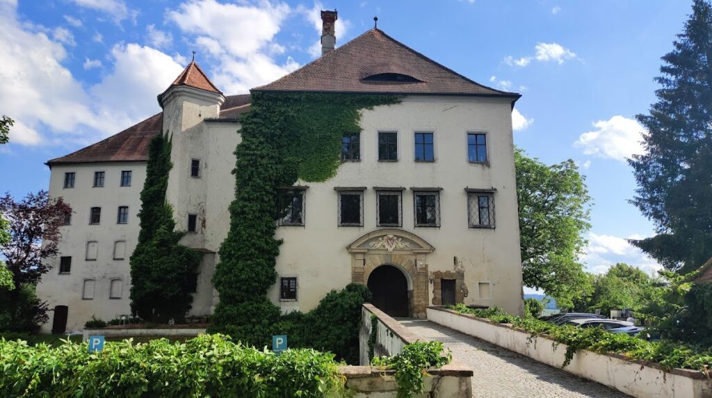 Schloss Ortenburg: The Former Residence of the Counts of Ortenburg in Germany 3 Schloss Ortenburg