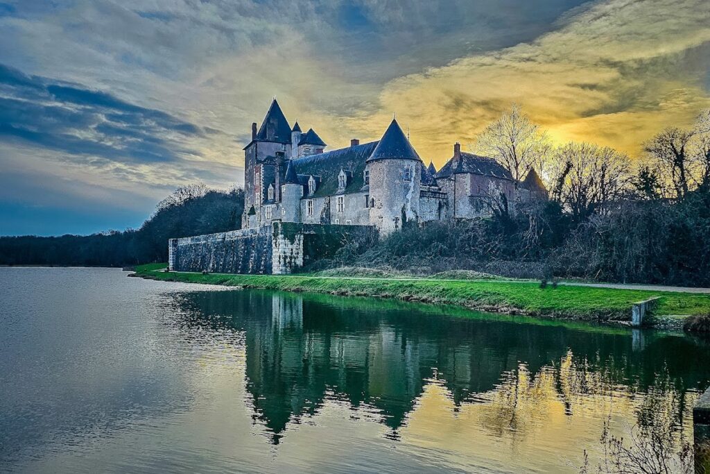 Château de Béthune: A Medieval Castle Transformed into a Renaissance Château 1 Château de Béthune