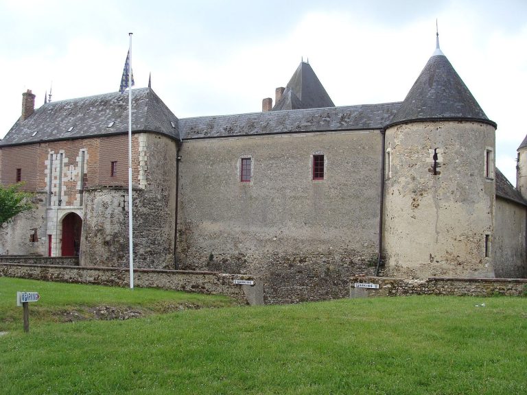 Château de Béthune: A Medieval Castle Transformed into a Renaissance Château