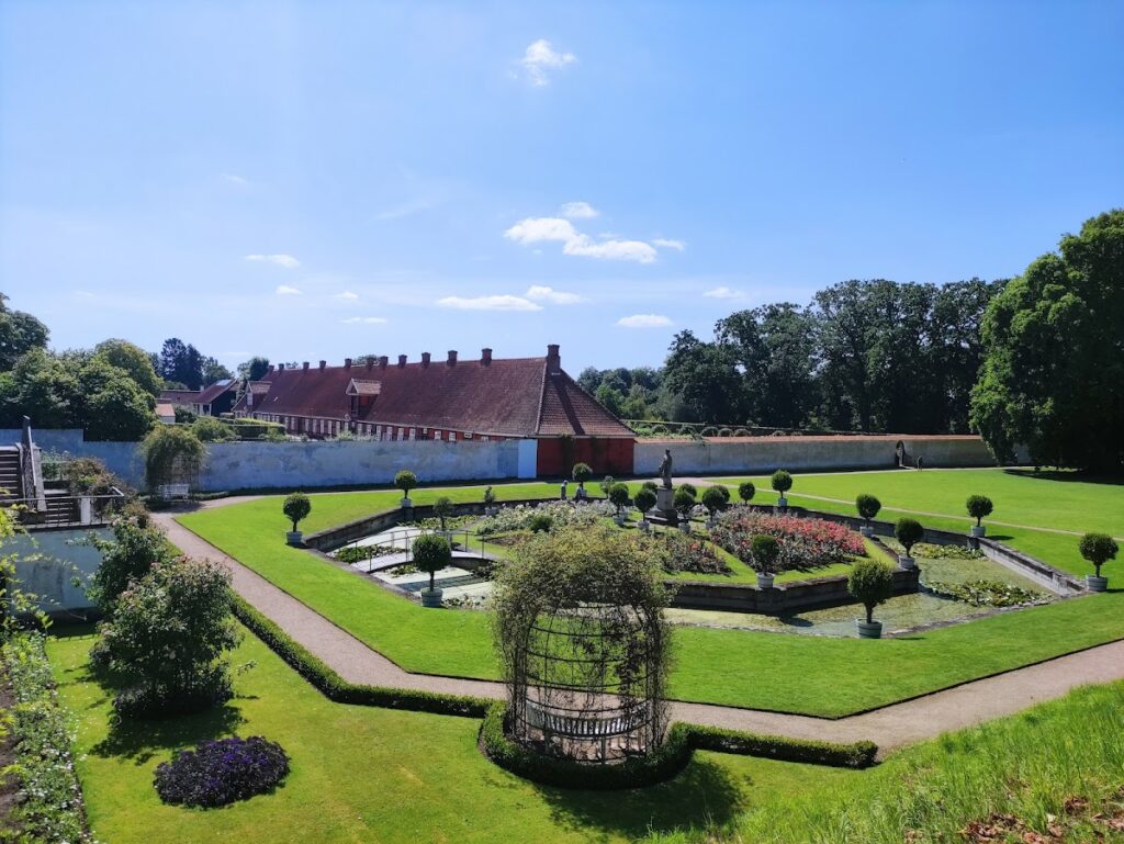 Fredensborg Palace: A Danish Royal Residence 5 Fredensborg Palace
