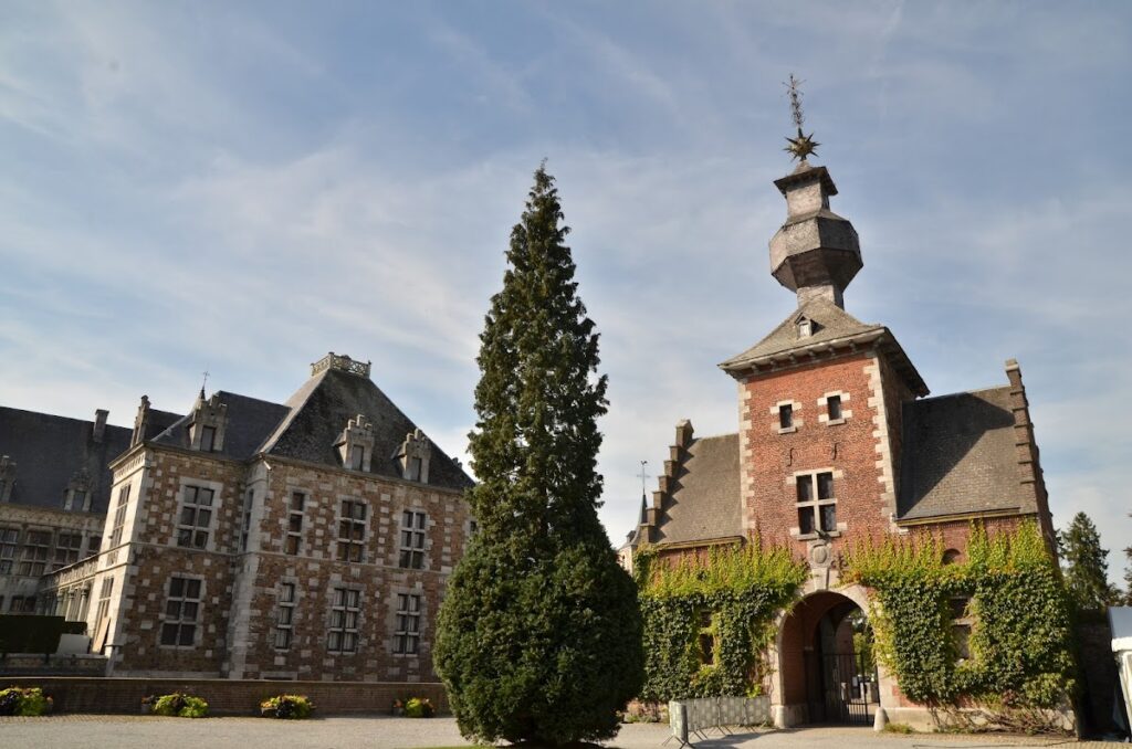 Jehay Castle: A Renaissance Water Castle in Belgium 4 Jehay Castle