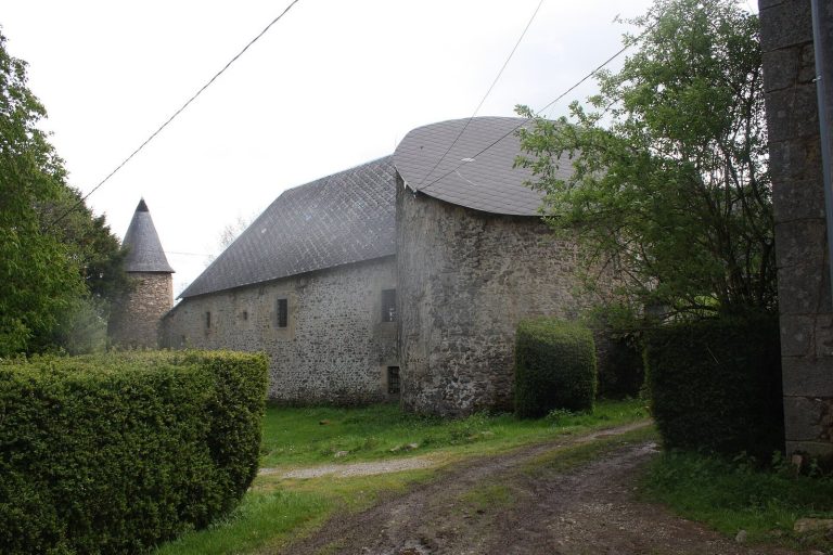 Montautre Castle: A Medieval Fortified Residence in France