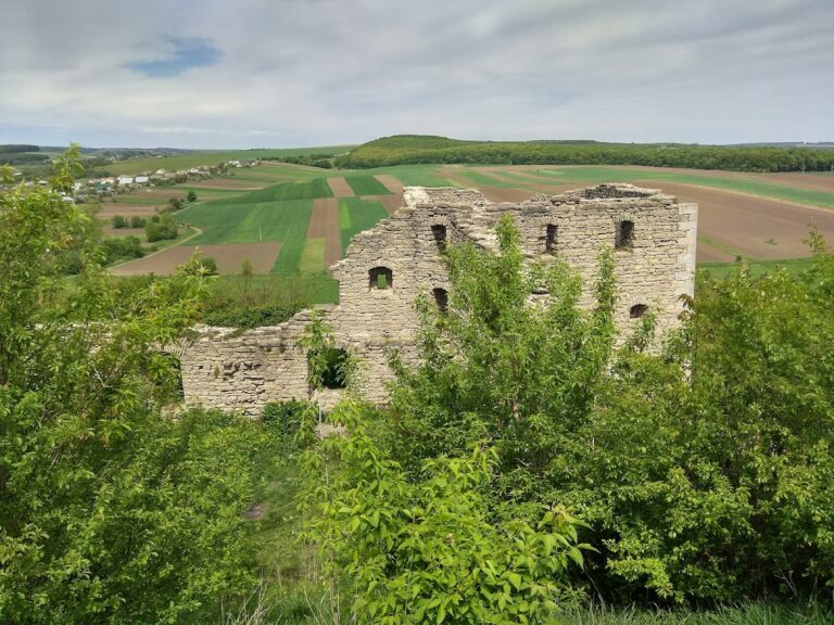 Sataniv Castle: A Ruined Fortress in Ukraine