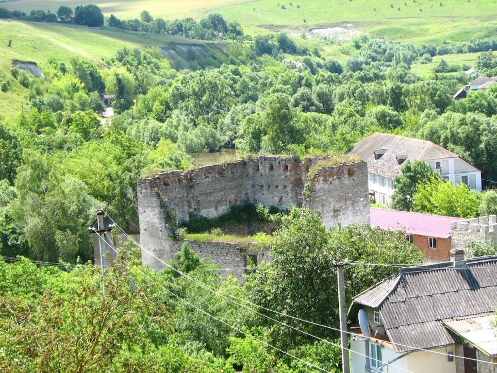 Sataniv Castle: A Ruined Fortress in Ukraine 3 Sataniv Castle