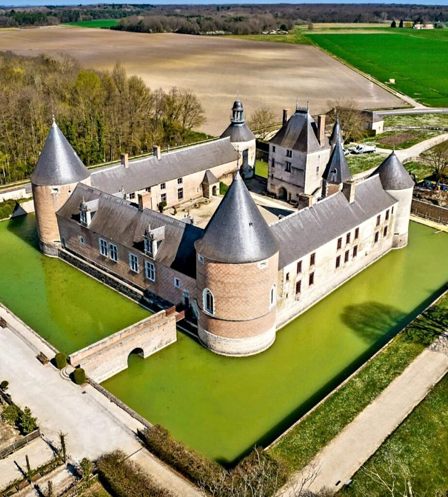 Château de Chamerolles: A Renaissance Residence with Medieval Defenses in France 3 Château de Chamerolles