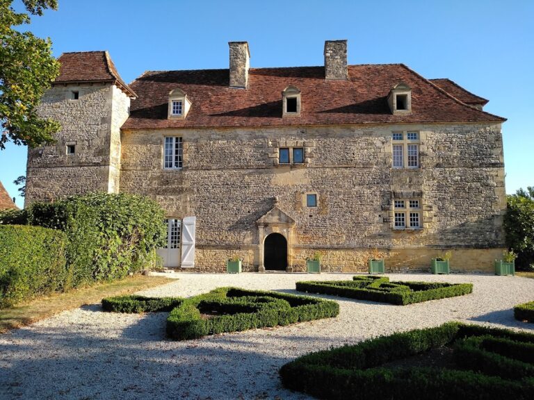 Château de Lantis: A Historic Fortified Residence in France