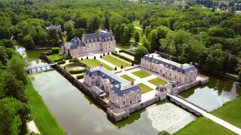 Château de la Ferté (La Ferté-Saint-Aubin): A Historic Château in France