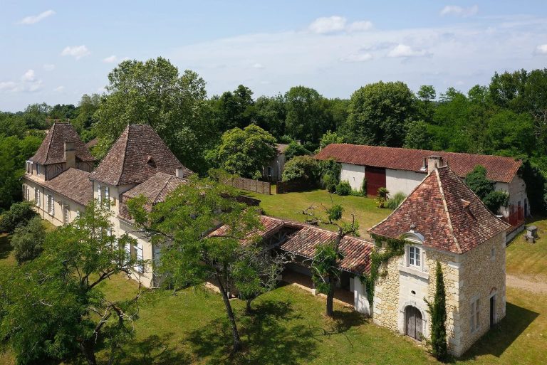 Château du Pizou: A Seventeenth-Century Seigneurial Residence in France
