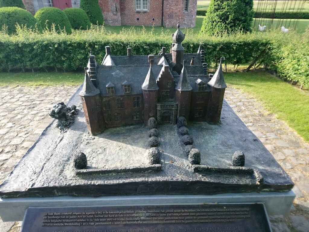 Rumbeke Castle: A Renaissance Water Castle in Belgium 2 Rumbeke Castle