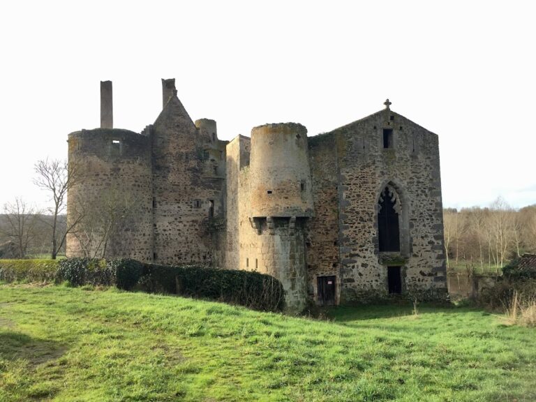 Château de Glénay: A Fortified Noble Estate in France