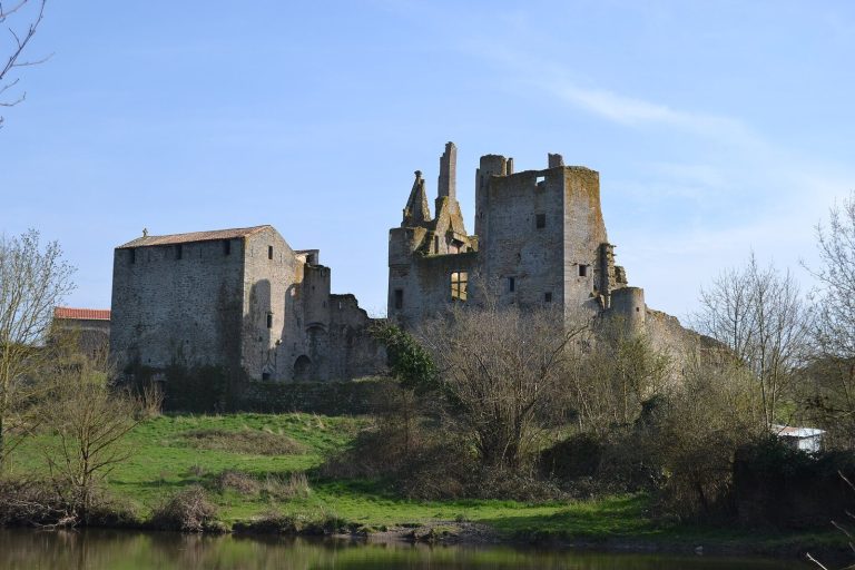 Château de Glénay: A Fortified Noble Estate in France