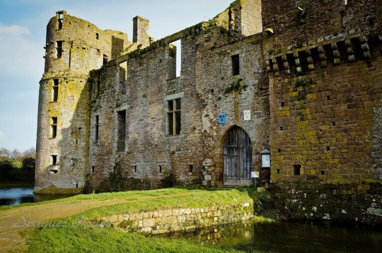 Château du Bois Thibault: A Fortified Seigneurial Castle in France