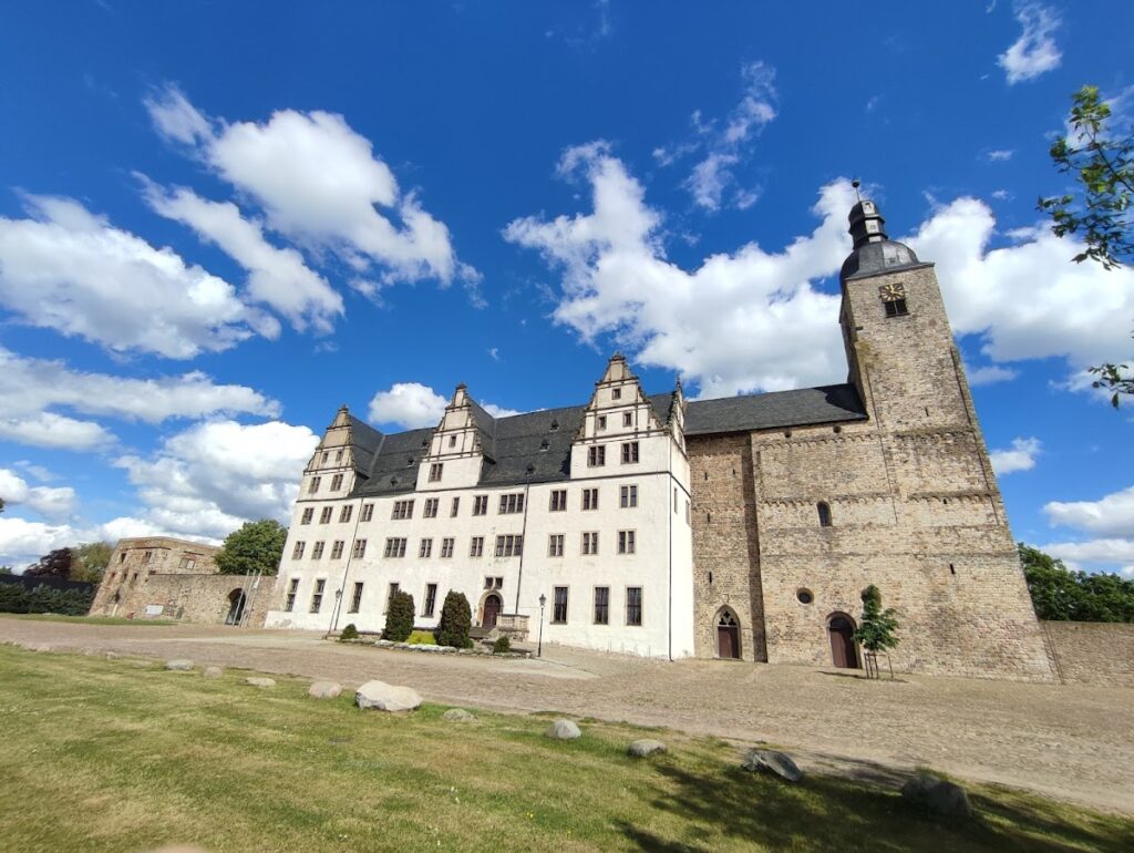 Schloss Leitzkau: A Medieval Collegiate Foundation Transformed into a Renaissance Castle 1 Schloss Leitzkau