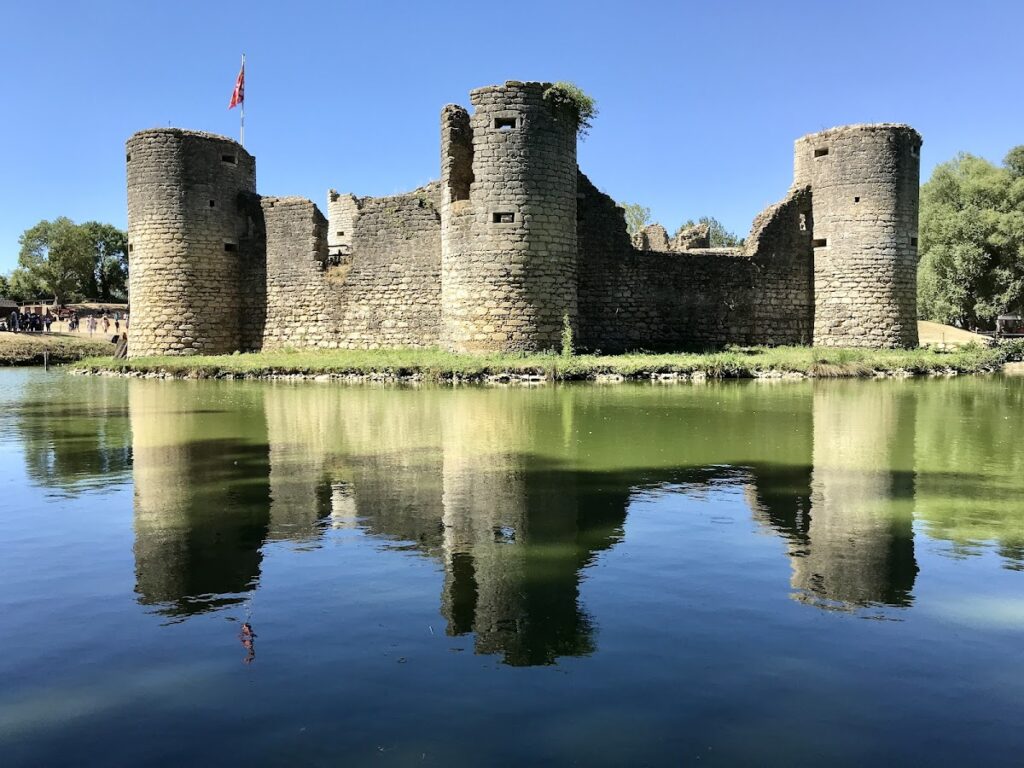 Château de Commequiers: A Late-Medieval Fortified Castle in France 1 Château de Commequiers