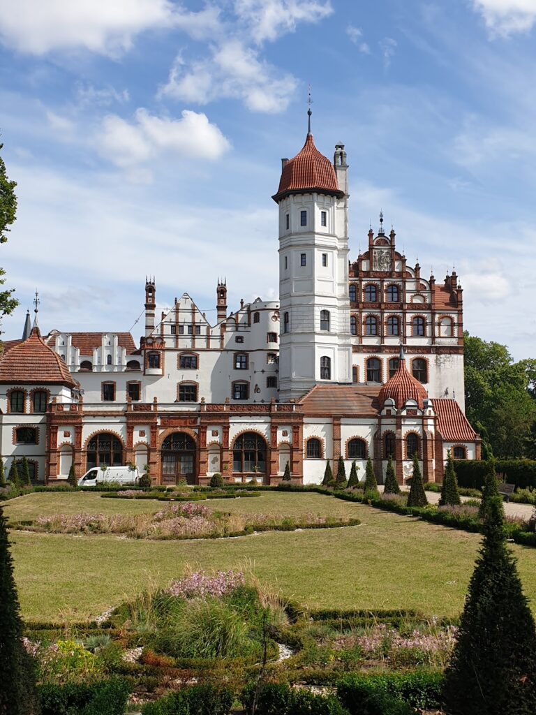 Schloss Basedow: A Historic Manor House and Estate in Germany