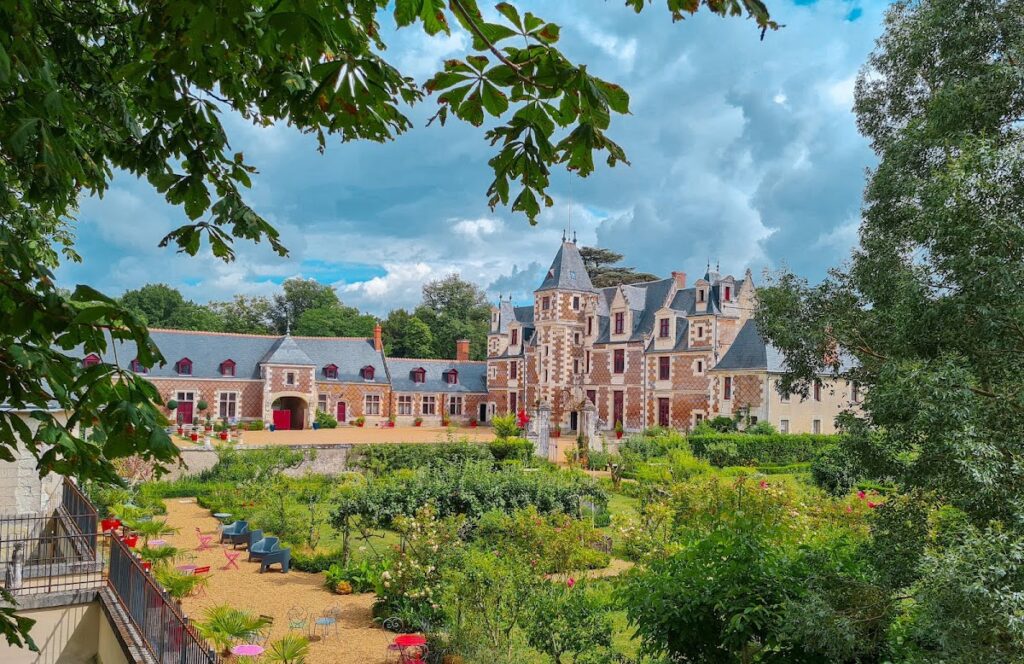 Château de Jallanges: A Flamboyant Loire Valley Residence in France 1 Château de Jallanges