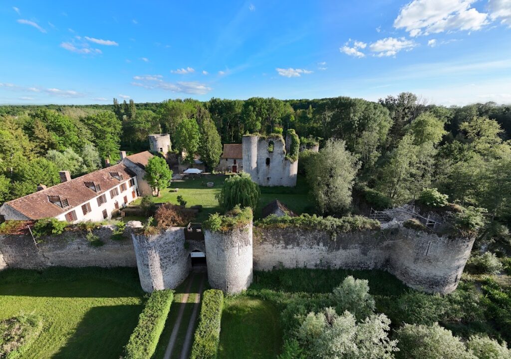 Château de Mez-le-Maréchal: a Medieval Fortified Castle in France 1 Château de Mez-le-Maréchal